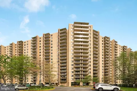 307 Yoakum Pkwy #903, Alexandria, VA 22304