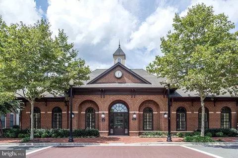 1847 Potomac Greens Dr, Alexandria, VA 22314