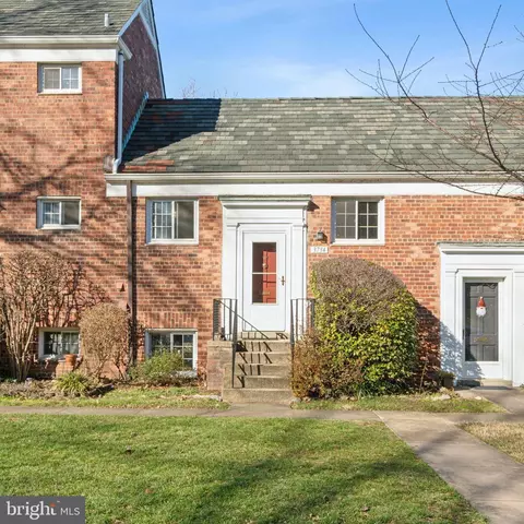 3734 Valley Dr, Alexandria, VA 22302