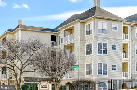 4560 Strutfield Ln #1102, Alexandria, VA 22311