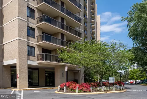 203 Yoakum Pkwy #718, Alexandria, VA 22304