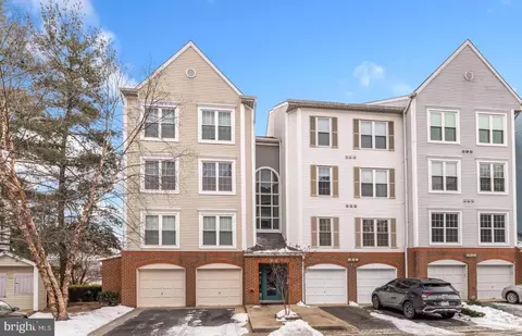 253 S Pickett St #102, Alexandria, VA 22304