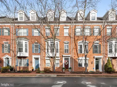 263 Medlock Ln, Alexandria, VA 22304