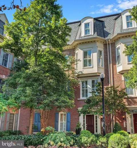 1742 Potomac Greens Dr, Alexandria, VA 22314