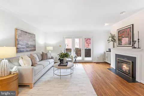514 Colecroft Ct, Alexandria, VA 22314