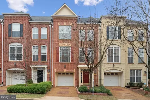 240 Medlock Ln, Alexandria, VA 22304