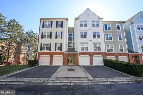 245 S Pickett St #202, Alexandria, VA 22304