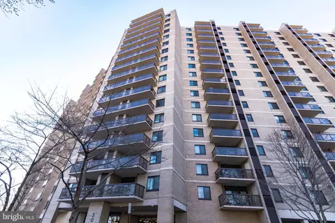 309 Yoakum Pkwy #804, Alexandria, VA 22304