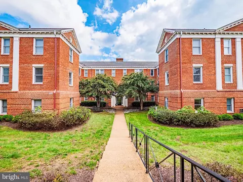 922 S Washington St #211, Alexandria, VA 22314