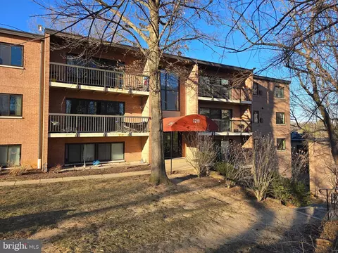 3210 S 28th St #401, Alexandria, VA 22302