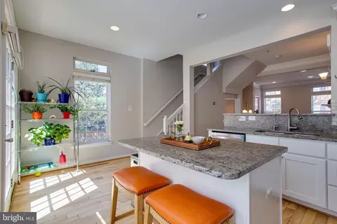 984 Harrison Cir, Alexandria, VA 22304