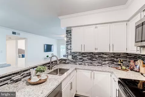 3310 Wyndham Cir #111, Alexandria, VA 22302