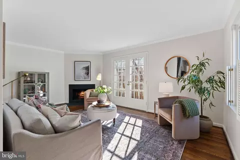 1318 Chetworth Ct, Alexandria, VA 22314