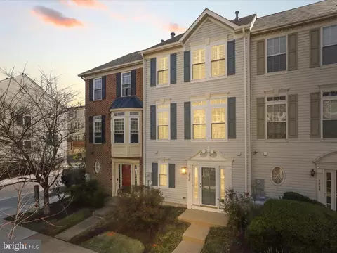 1010 Harrison Cir, Alexandria, VA 22304