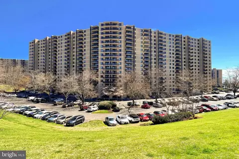 205 Yoakum Pkwy #703, Alexandria, VA 22304