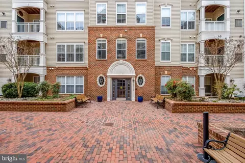 5116 Donovan Dr #202, Alexandria, VA 22304