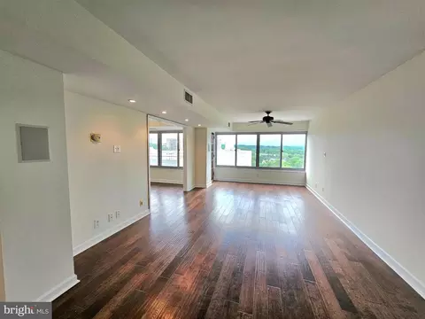 5340 Holmes Run Pkwy #1410, Alexandria, VA 22304