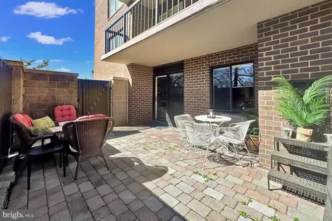 200 N Pickett St #102, Alexandria, VA 22304