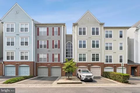 249 S Pickett St #302, Alexandria, VA 22304