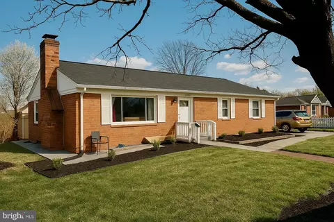 1045 Woods Pl, Alexandria, VA 22302
