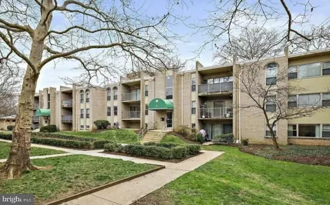 17 Canterbury Sq #201, Alexandria, VA 22304