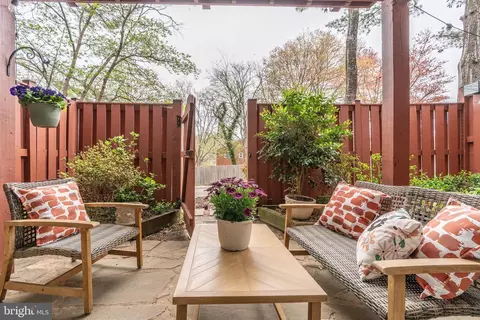 203 Skyhill Rd #2, Alexandria, VA 22314