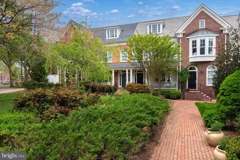 967 Powhatan St, Alexandria, VA 22314