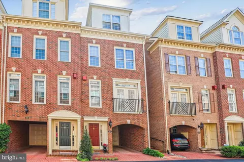 817 Water Pl, Alexandria, VA 22314