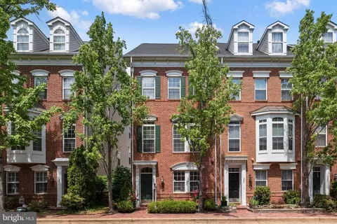 257 Medlock Ln, Alexandria, VA 22304