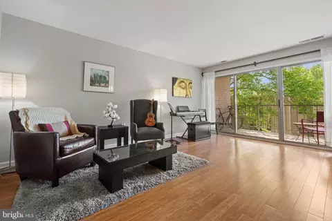 18 Canterbury Sq #302, Alexandria, VA 22304
