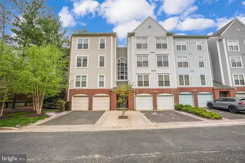 261 S Pickett St #302, Alexandria, VA 22304