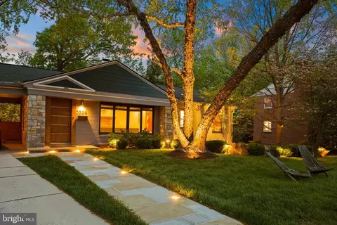 2006 Scroggins Rd, Alexandria, VA 22302