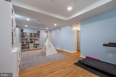 Entry Way - 320 E Monroe Ave, Alexandria, VA 22301 photo 1 of 1