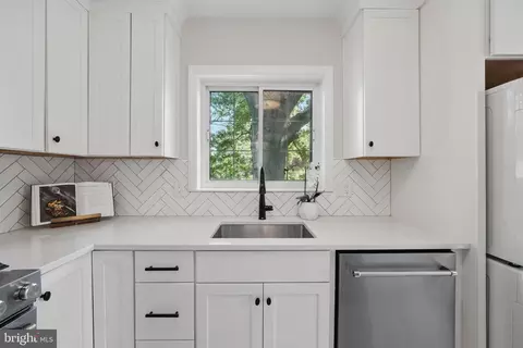 3438 Martha Custis Dr, Alexandria, VA 22302