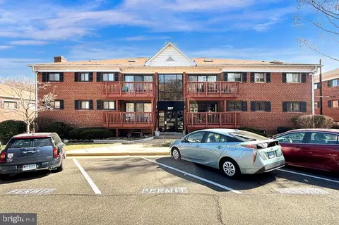 207 Skyhill Rd #1, Alexandria, VA 22314