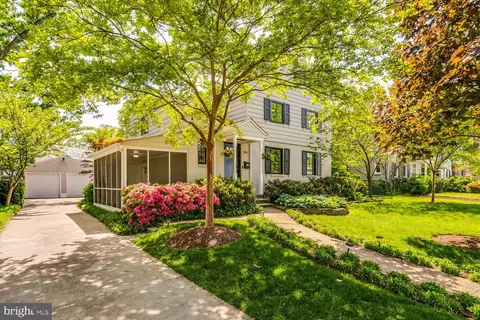 704 Grand View Dr, Alexandria, VA 22305