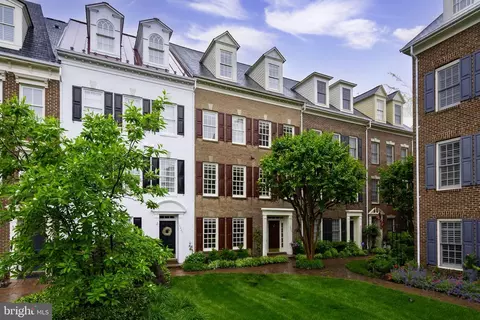 1225 Roundhouse Ln, Alexandria, VA 22314