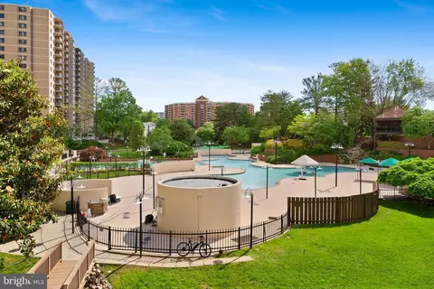 307 Yoakum Pkwy #821, Alexandria, VA 22304