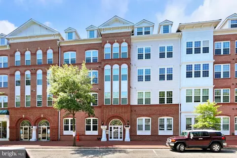 4950 Brenman Park Dr #301, Alexandria, VA 22304