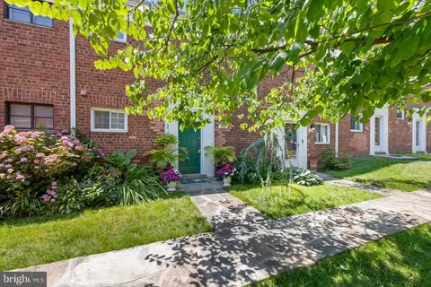 3312 Martha Custis Dr, Alexandria, VA 22302