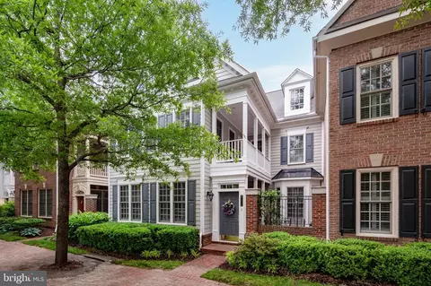1106 Roundhouse Ln, Alexandria, VA 22314