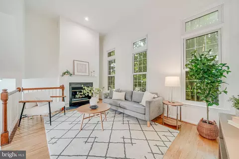 2426 N Hampton Dr, Alexandria, VA 22311