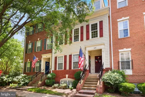 1602 B Hunting Creek Dr, Alexandria, VA 22314