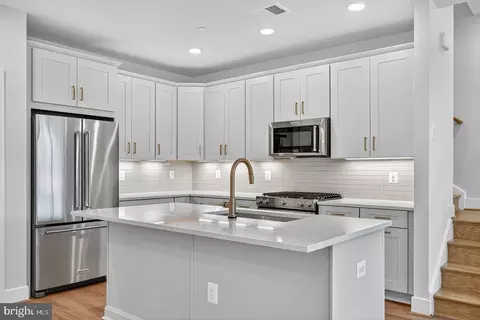 114 Pepperell St, Alexandria, VA 22304