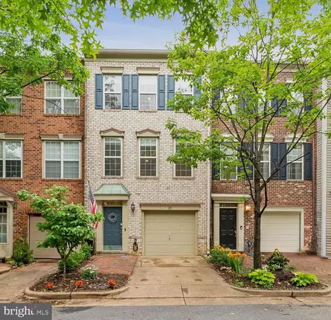 125 Martin Ln, Alexandria, VA 22304