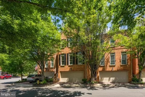 5027 Waple Ln, Alexandria, VA 22304
