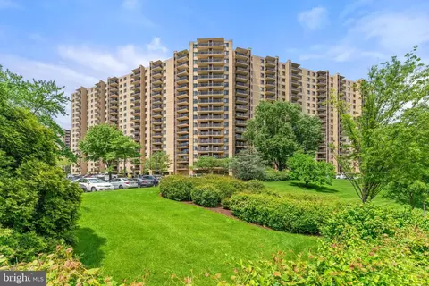 203 Yoakum Pkwy #603, Alexandria, VA 22304