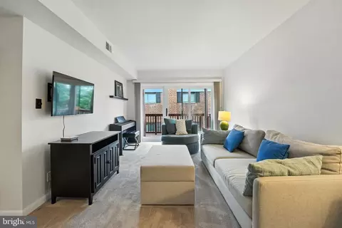 206 Skyhill Rd #6, Alexandria, VA 22314