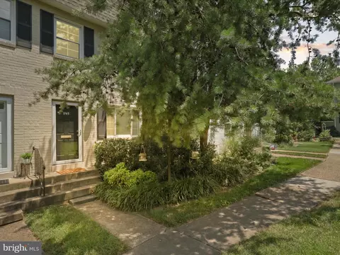 1745 N Cliff St N, Alexandria, VA 22301