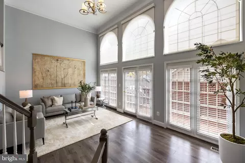 2517 Hunton Pl, Alexandria, VA 22311